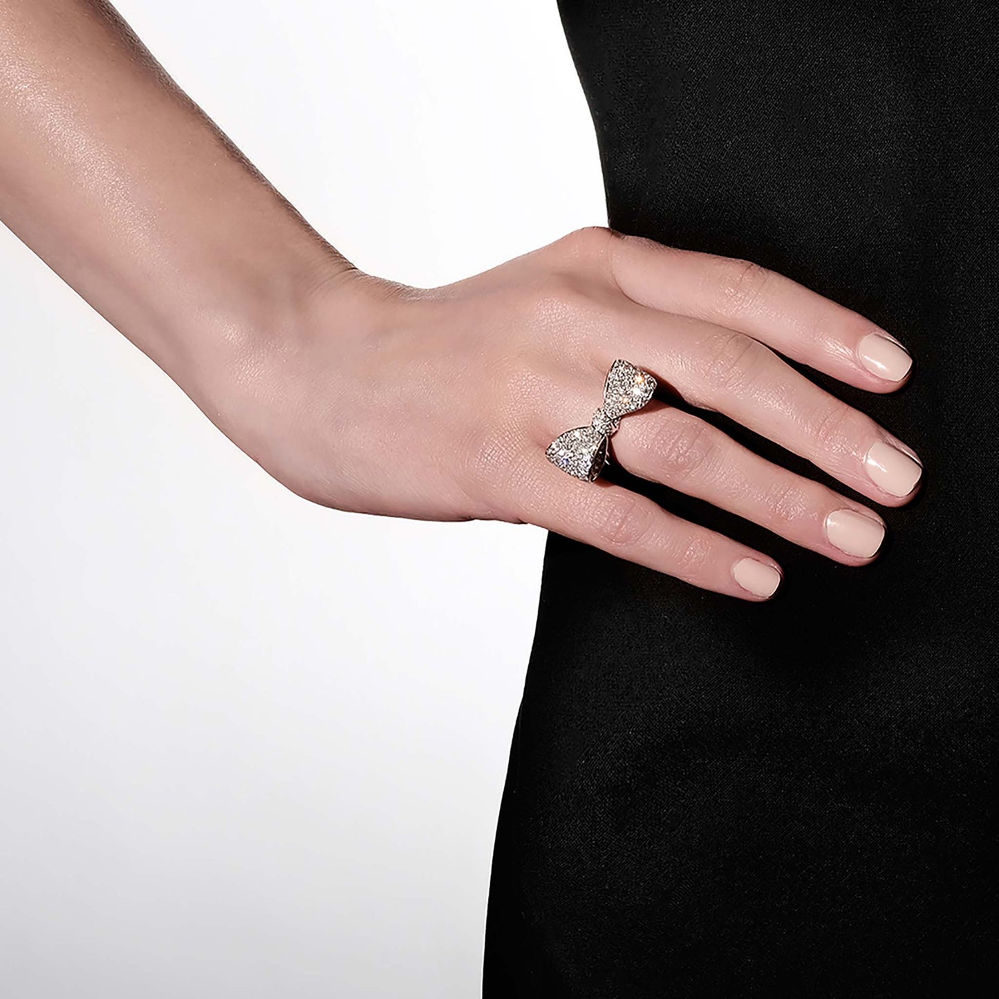 Bow White & Black Diamond Ring – Mid