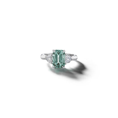 Mimi-So-Grand-Emerald-Engagement-Ring_Platinum